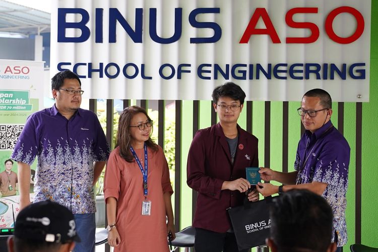 Seremoni simbolis pelepasan mahasiswa program Summer Course dari Binus Aso School of Engineering (BASE). 