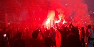 Jelang Laga Indonesia Vs Malaysia, Suporter Nyalakan Flare dan Nyanyi Bersama di Luar GBK