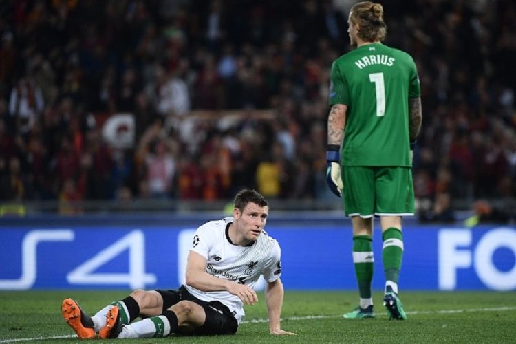 James Milner dan Loris Karius tampak kecewa seusai Edin Dzeko mencetak gol kedua AS Roma ke gawang Liverpool pada laga semifinal Liga Champions di Stadion Olimpico, Rabu (2/5/2018). 