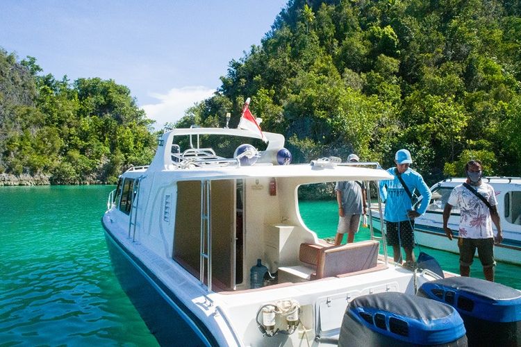 Pemandangan yang akan dilihat sepanjang perjalanan naik kapal cepat dari Kota Waisai di Pulau Waigeo menuju Piaynemo, Kabupaten Raja Ampat, Provinsi Papua Barat, Selasa (26/10/2021).