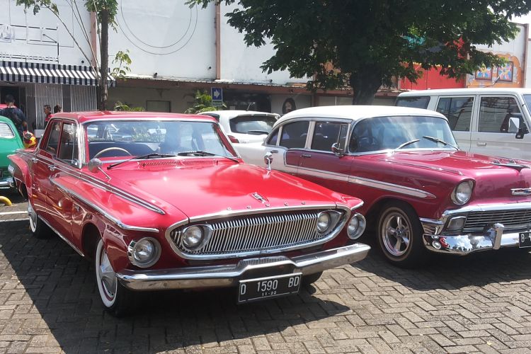 Sejumlah mobil milik anggota Perhimpunan Penggemar Mobil Kuno Indonesia (PPMKI) yang hadir saat acara kumpul bareng di Pondok Indah, Jakarta Selatan, Minggu (4/3/2018).