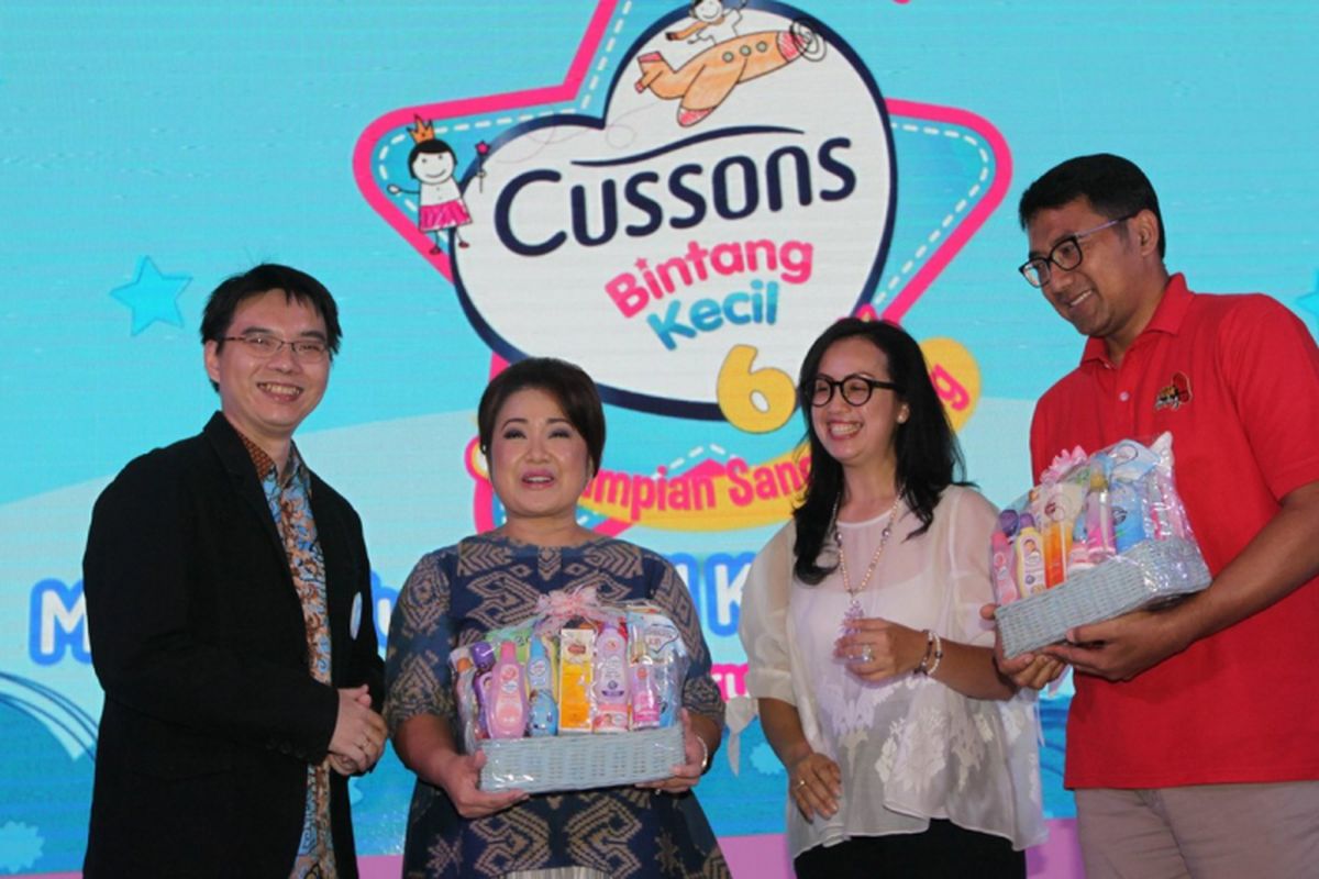 Senior Group Brand Manager, PZ Cussons Indonesia Bunadi Wijaya; Psikolog Roslina Verauli; Senior Division Head Corporate Communication Super Indo Yuvlinda Susanta; dan Ketua Pelaksana Yayasan Kick Andy Ali Sadikin berpose bersama dalam acara diskusi media dengan topik ?Kenali Impian & Kembangkan Bakat dari Generasi Alfa?, di Jakarta (24/2).
