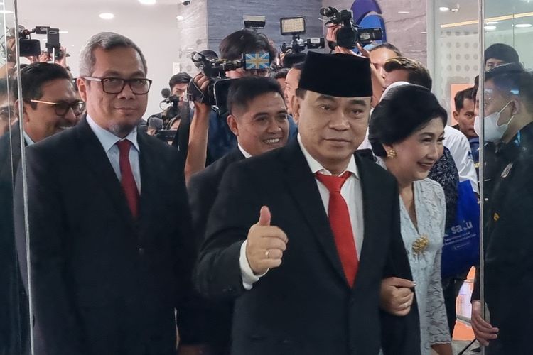 Budi Arie Setiadi, Menkominfo yang baru saja dilantik Presiden Joko Widodo tiba di kantor Kementerian Komunikasi dan Informatika di Jakarta Pusat, Senin (17/7/2023).