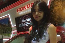 Gadis Cantik di Pameran Otomotif Surabaya