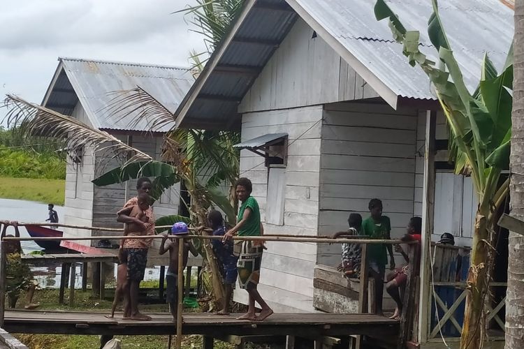 Beberapa warga Kampung Erosaman, Distrik Derkoumur, Asmat, Papua sedang berkumpul di depan rumahnya pada Rabu (23/3/2022). 