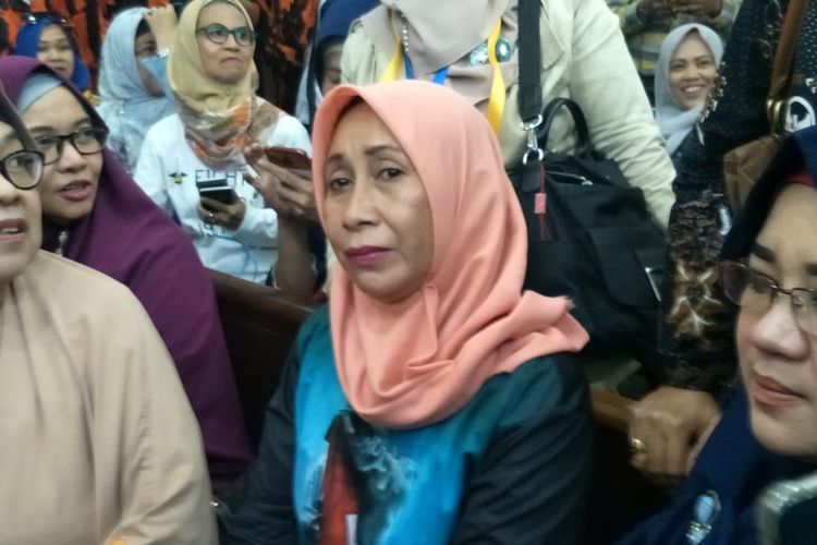 Nurhayati Sulistya (51), Ibunda dari Lutfi  Alfian, terdakwa kerusuhan aksi pelajar di PN Jakpus, Kamis (12/12/2019)/
