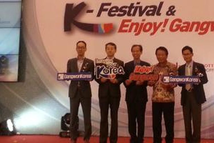 Duta Besar Republik Korea Selatan untuk Indonesia Taiyoung Cho (dua dari kiri) dan Gubernur Provinsi Gangwon Choi Moon Soon (ketiga dari kiri) membuka acara 'K-Festival & Enjoy! Gangwon' di Lotte Shopping Avenue, Jakarta, Jumat (1/5/2015). 