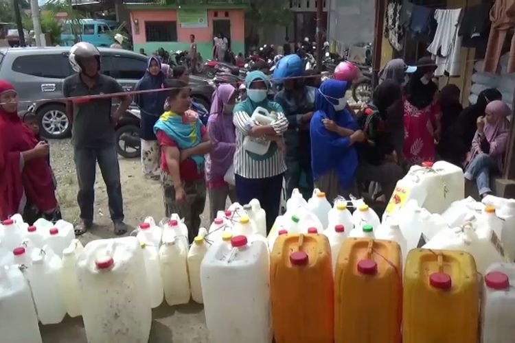 Warga dan Agen Minyak Curah Ricuh, Polisi Hentikan Penjualan Minyak Goreng