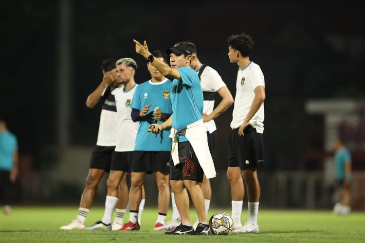 Jelang FIFA Matchday melawan Palestina pelatih Timnas Indonesia Shin Tae-yong memimpin latihan untuk persiapan di Lapangan Thor Surabaya, Kamis (8/6/2023) malam.