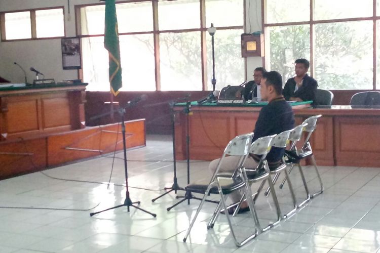 Fahmi Darmawansyah tebgah duduk di kursi pesakitan mendengarkan dakwaan yang dibacakan jaksa di Pengadilan Tipikor Bandung, Kota Bandung, Jawa Barat, Rabu (12/12/2018). 