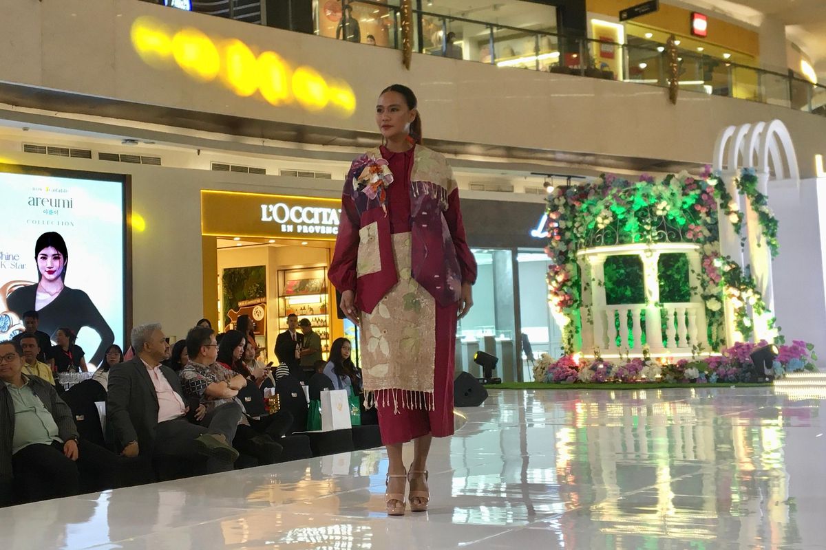 Fashion run karya Karya Setara dalam acara anniversary Lippo Mall Kemang. 