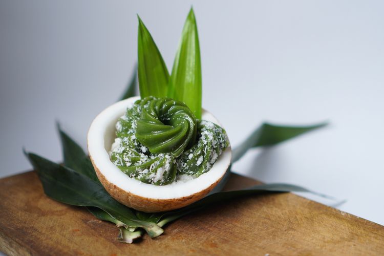 Ilustrasi kue ijo dengan pewarna daun suji.