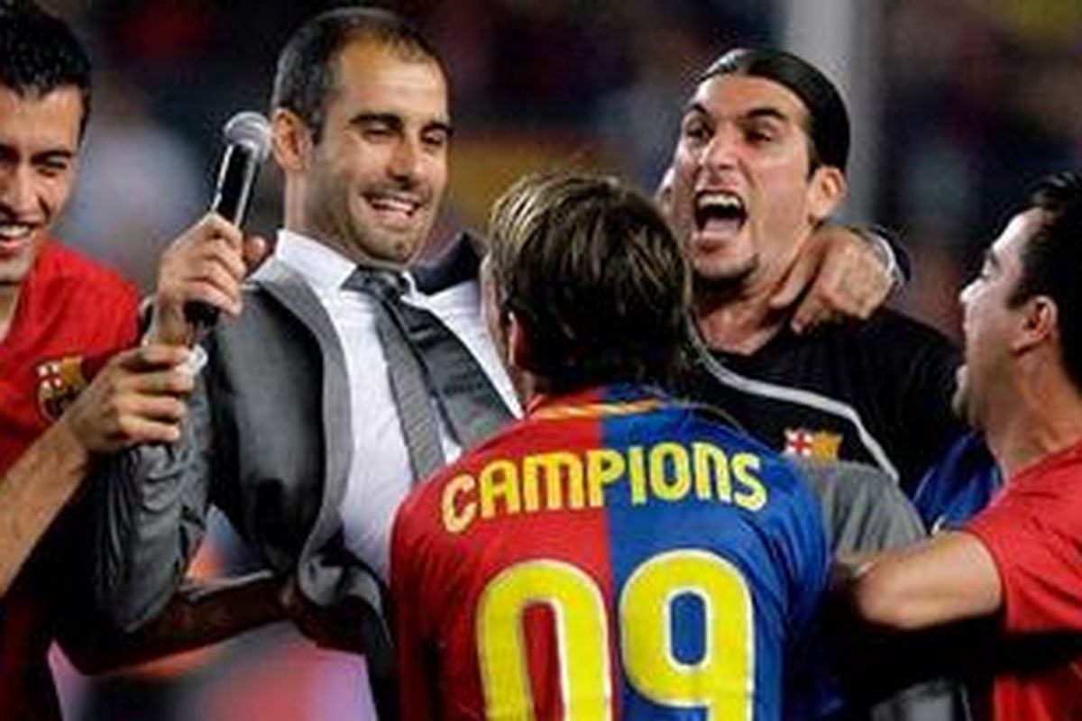 Ekspresi pelatih Barcelona, Pep Guardiola bersama sejumlah pemainnya usai menjuarai Piala Super Spanyol pada 2009.