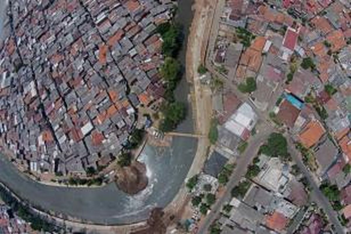 Permukiman padat di Bidaracina, di sepanjang bantaran Kali Ciliwung, Jatinegara, Jakarta Timur, Kamis (27/8/2015). Bidaracina merupakan kawasan yang akan digusur terkait proyek normalisasi dan sodetan Kali Ciliwung.