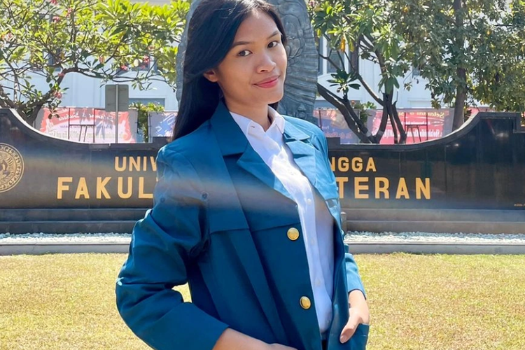 Shakila Putri Ryanda menjadi mahasiswa baru Fakultas Kedokteran Universitas Airlangga (FK Unair), setelah 15 kali ditolak oleh kampus lain.
