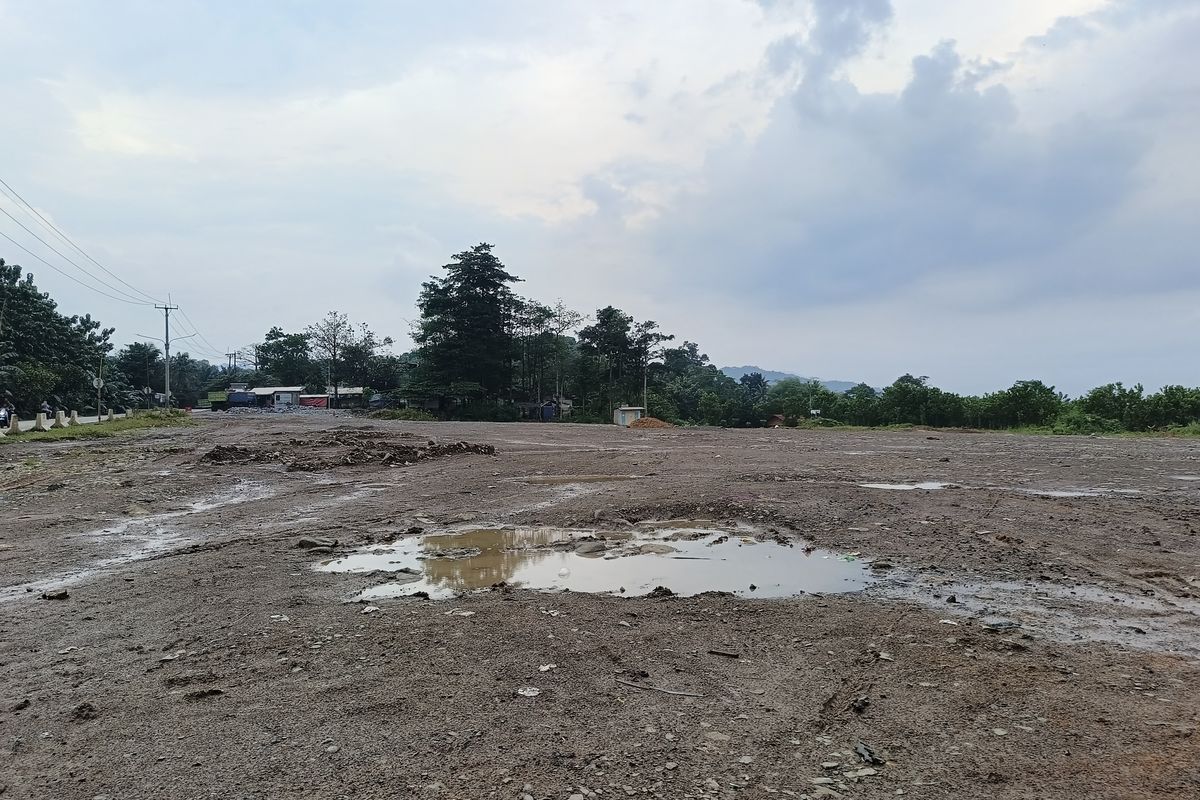 Suasana kantong parkir khusus truk tambang di Parung Panjang, Kabupaten Bogor.