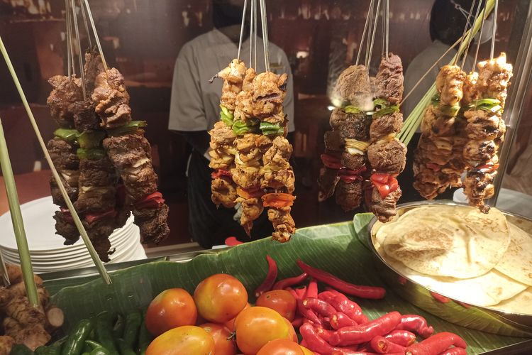 Menu Shish Tawook dan Shish Kebab yang disajikan pada The Kingdom of Quba untuk buka puasa di Sutasoma Hotel, Jakarta Barat, pada Jumat (1/3/2024).