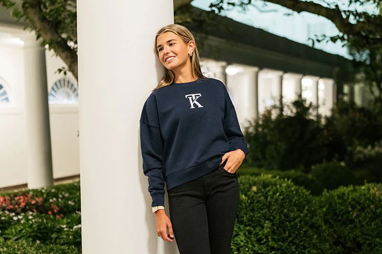Kai Trump, cucu tertua Presiden Amerika Serikat Donald Trump, meluncurkan lini fashion perdana berupa sweater dengan harga Rp 2 jutaan.