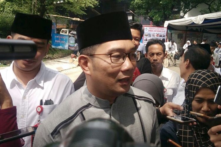 Wali Kota Bandung Ridwan Kamil saat diwawancarai media di Kantor PDAM Tirtawening, Jalan Badaksinga, Jumat (12/1/2018).