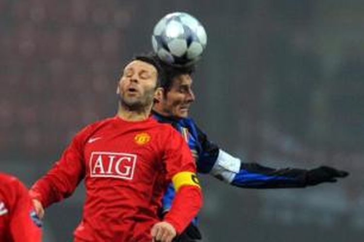 Ryan Giggs (kiri) dan Javier Zanetti (kanan), saat laga antara Manchester United melawan Inter Milan pada ajang Liga Champions di Stadion Giuseppe Meazza, Milan, 24 Februari 2009.