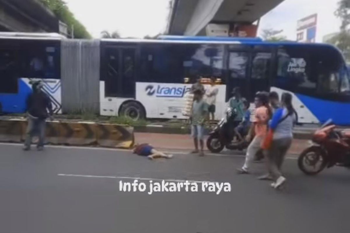 Wanita yang coba bunuh diri dengan lompat dari Flyover Cengkareng, Jakarta Barat.