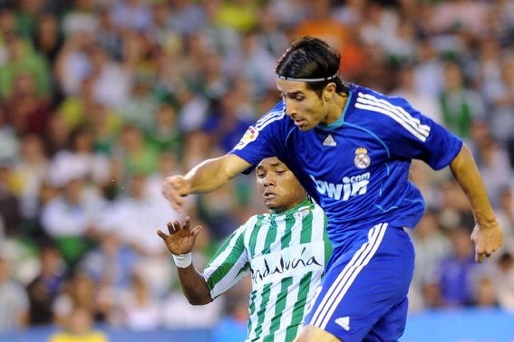 Ruben de la Red (kanan) ketika membela Real Madrid menghadapi Real Betis pada pertandingan Liga Spanyol yang digelar di Stadion Ruiz de Lopera, Sevilla, pada 27 September 2008.