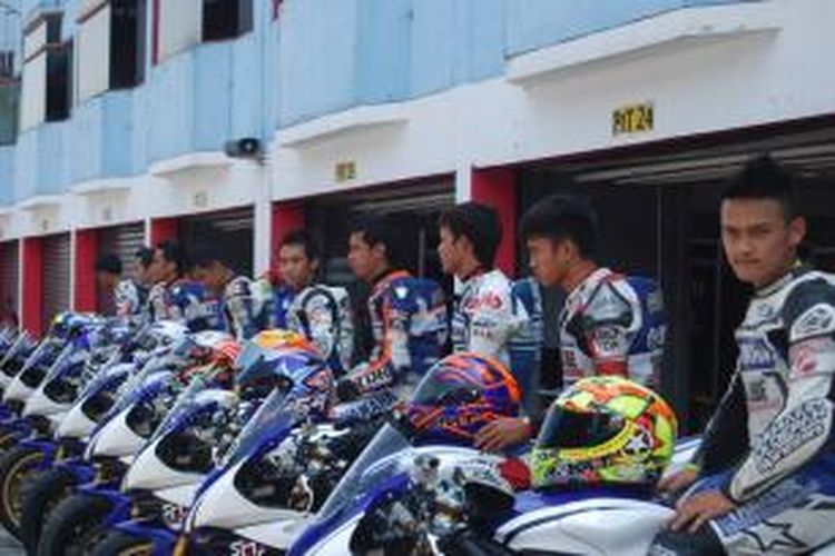 Para pebalap kelas Gold (Supersport) bersiap di atas motor sebelum melakukan sesi uji coba pada Yamaha Riding Academy (YRA) 2013, di Sentul International Circuit, Bogor, Jawa Barat, Kamis (10/10/2013)./
