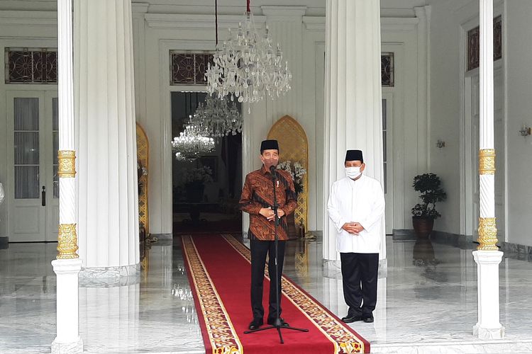 Presiden Joko Widodo bersama Menteri Pertahanan Prabowo Subianto saat menemui wartawan di Istana Kepresidenan Gedung Agung Yogyakarta.