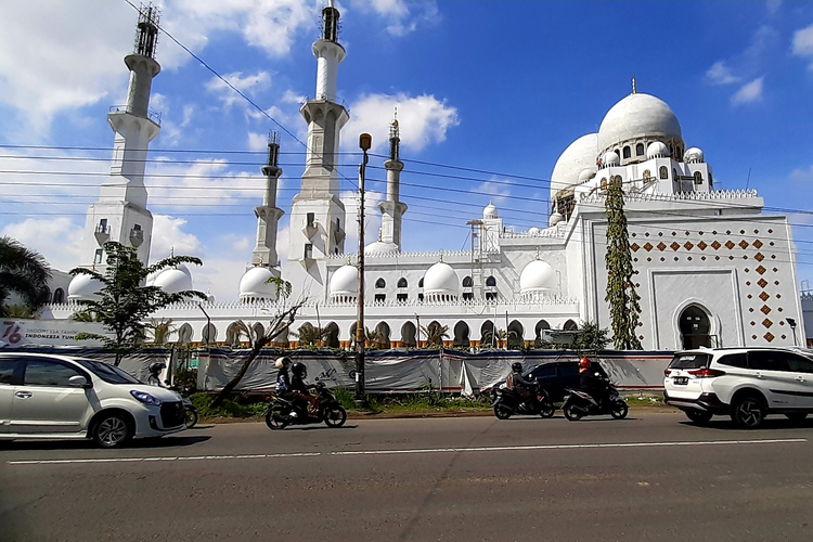 Masjid Raya Sheikh Zayed di Jalan Ahmad Yani Gilingan, Kecamatan Banjarsari, Solo, Jawa Tengah. 