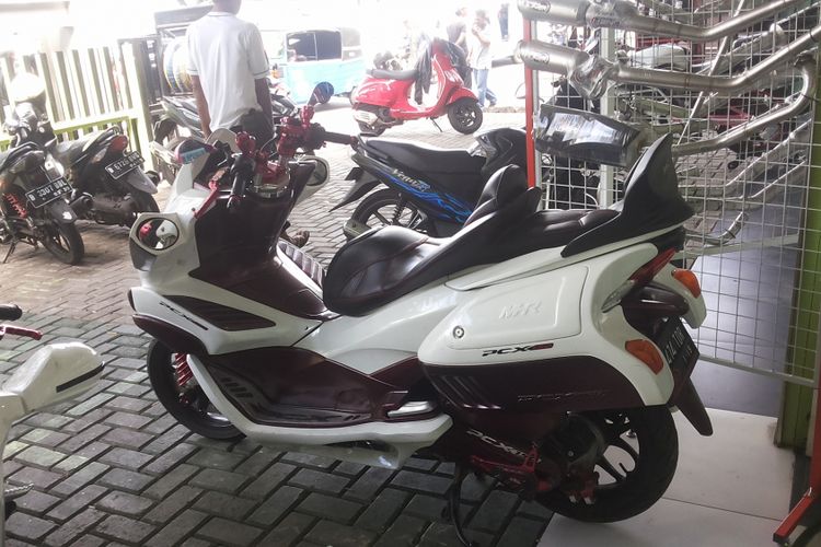 Satu unit Honda PCX model lama yang sudah dipasangi aksesori body protector. 