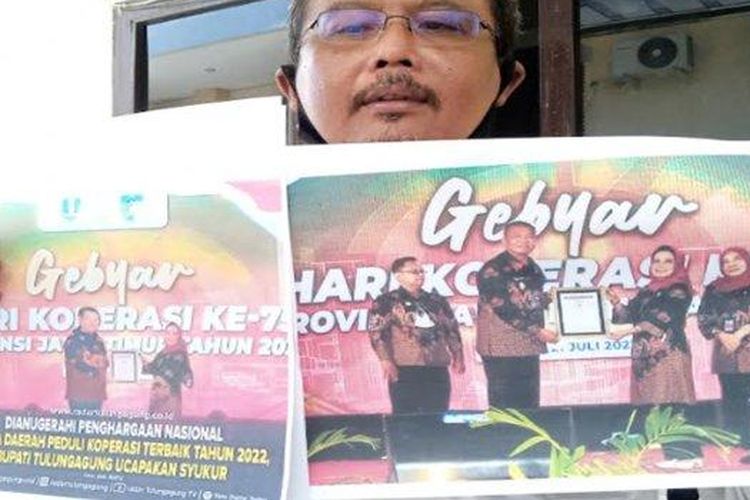 Pengacara Hery Widodo menyandingkan foto asli Wabup Tulungagung Gatut Sunu Wibowo (kanan) dengan foto yang diduga telah direkayasa menjadi Bupati Tulungagung, Maryoto Birowo. 
