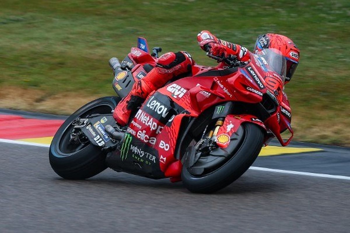 Pebalap Ducati Lenovo Team Marc Marquez (kanan) menyalip pebalap Aprilia Racing Marco Bezzecchi pada putaran terakhir Sprint Race MotoGP Jerman 2025 di Sirkuit Sachsenring, di Hohenstein-Ernstthal dekat Chemnitz, Jerman timur pada 12 Juli 2025. (Foto oleh Ronny Hartmann / AFP)