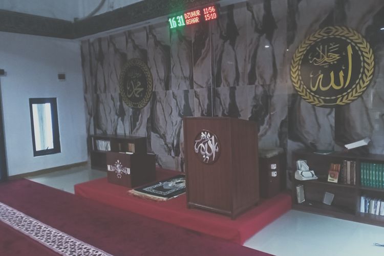 Masjid Jami Al-Majid yang berlokasi di Kampung Cikawung RT 2 RW 10, Desa Warga Mekar, Kecamatan Baleendah, Kabupaten Bandung, Jawa Barat. Menjadi salah satu masjid ikonik di Kabupaten Bandung lantaran berbentuk Ka'bah.