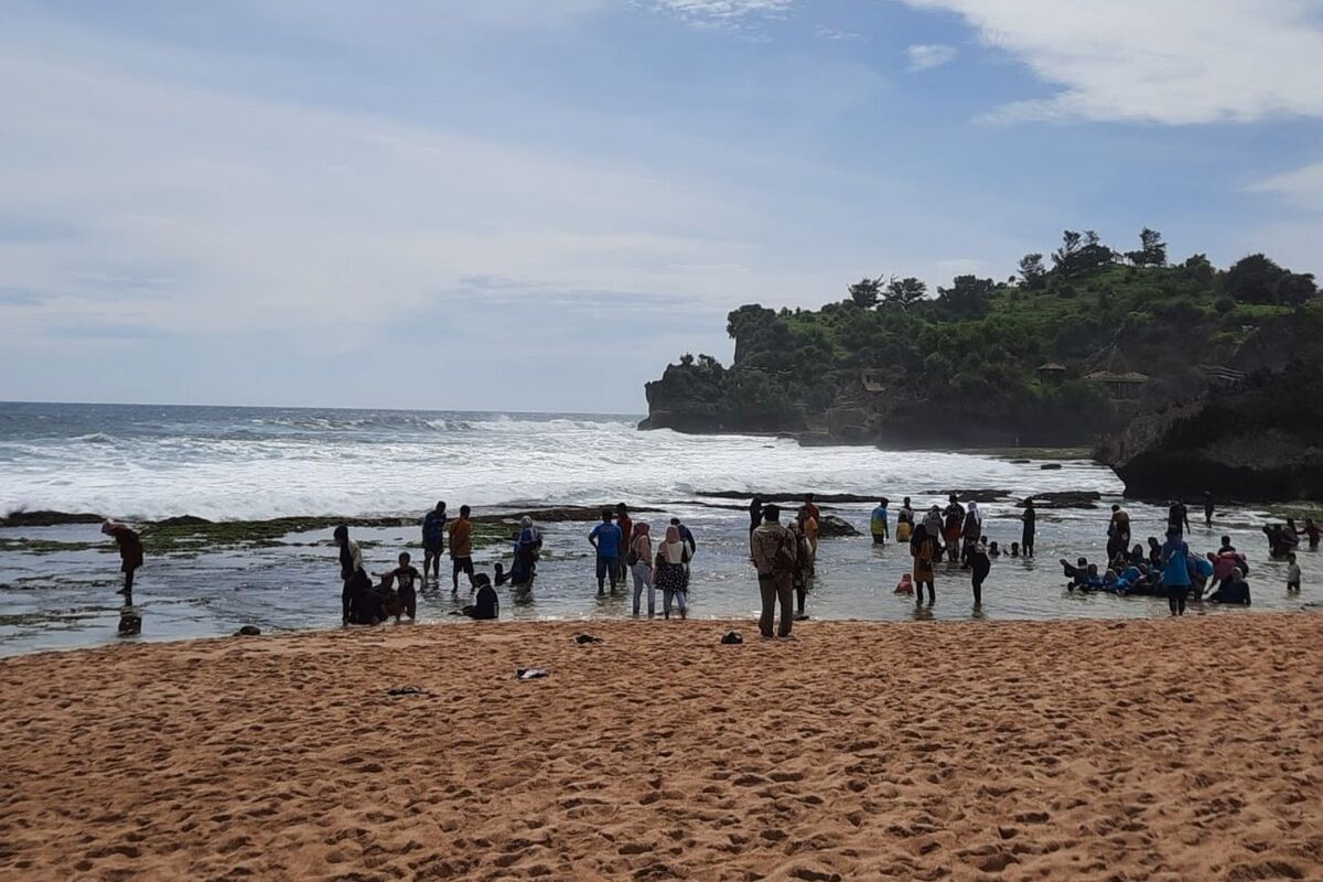 Pengunjung Bermain air di Kawasan Pantai Ngrawe atau Pantai Mesra Gunungkidul Selasa (1/2/2022)