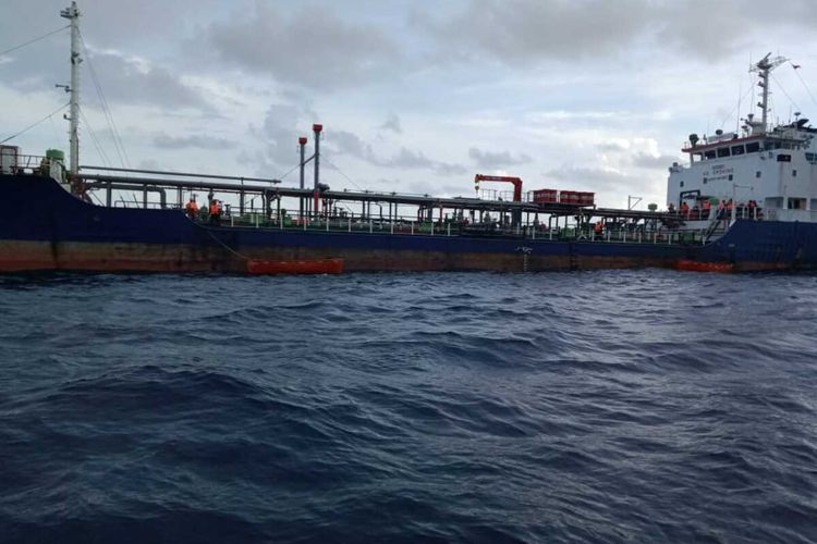 Tim SAR gabungan melakukan evakuasi terhadap 16 ABK MT Adriana yang mengalami kebocoran dan nyaris tenggelam di peraiaran Pulau Buru, Maluku, Rabu (5/2/22020)