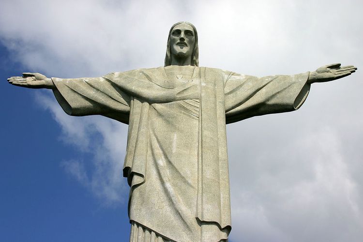 Patung Yesus Kristus Sang Penebus atau Christ the Redeemer di Rio de Janeiro, Brazil.