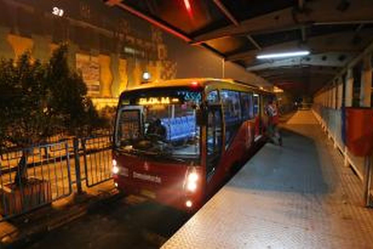 Bus transjakarta yang melayani angkutan malam hari (amari) saat akan menaikkan penumpang di Halte Blok M, Jakarta Selatan, Selasa (3/6/2014) malam. Terkait rencana pengoperasian bus selama 24 jam, Unit Pengelola (UP) Transjakarta telah resmi mengoperasikan 18 armada transjakarta amari sejak Minggu, 1 Juni lalu. WARTA KOTA/ANGGA BHAGYA NUGRAHA