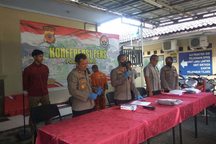 Kapolres Ciamis AKBP Tony Prasetyo menjelaskan kronologi pencabulan yang dialami korban hingga melahirkan, saat ekspos kasus di Mapolres Ciamis, Rabu (1/3/2023).