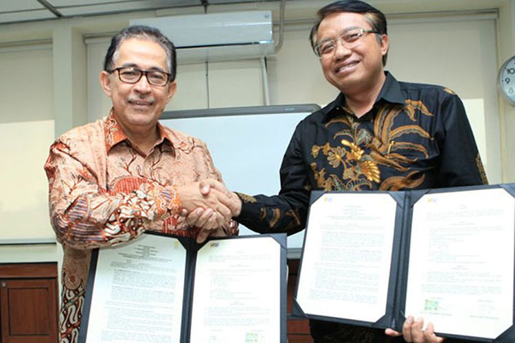 Rektor UI dan Dirut PJB seusai menandatangani MoU, Kamis (06/07/2017). 