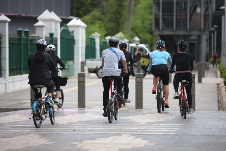 Warga bersepeda di Jalan Jenderal Sudirman, Jakarta, Senin (21/9/2020). Menteri Perhubungan Budi Karya Sumadi menerbitkan Peraturan Menteri Perhubungan Nomor 59 Tahun 2020 tentang Keselamatan Pesepeda di Jalan.