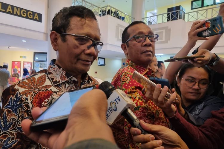 Mahfud MD saat berada di Unair Surabaya, Senin (16/10/2023).