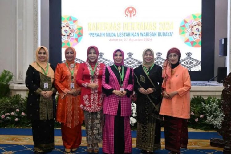 Ketua Dewan Kerajinan Nasional Daerah (Dekranasda) Provinsi Kalimantan Utara Rahmawati Zainal saat Rapat Kerja Nasional (Rakernas) 2024 dan Pameran Kriyanusa di Jakarta. 