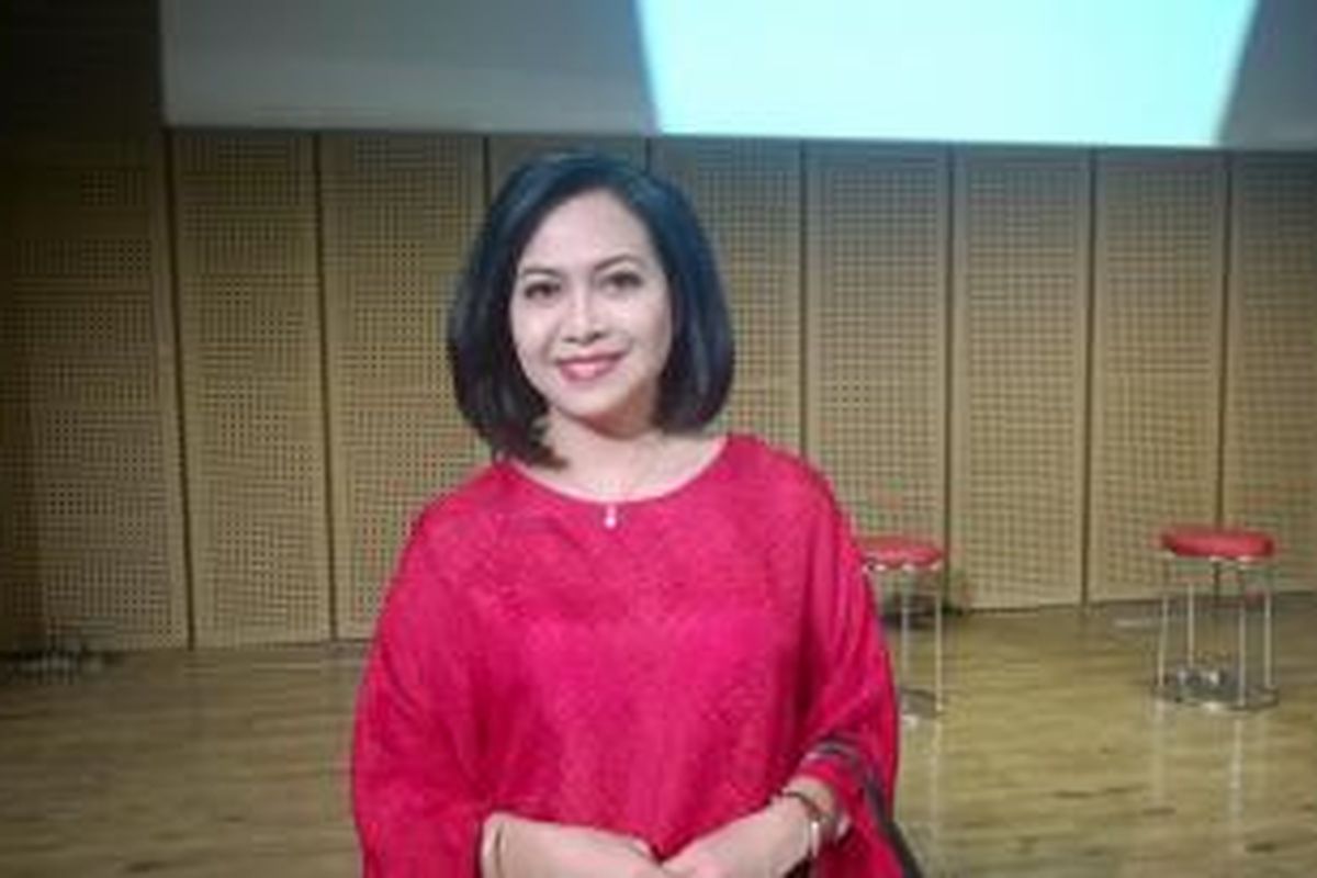 Penyanyi keroncong kenamaan Sundari Soekotjo diabadikan usai wawancara di Galeri Indonesia Kaya, Grand Indonesia, Thamrin, Jakarta Pusat, Rabu (21/10/2015).