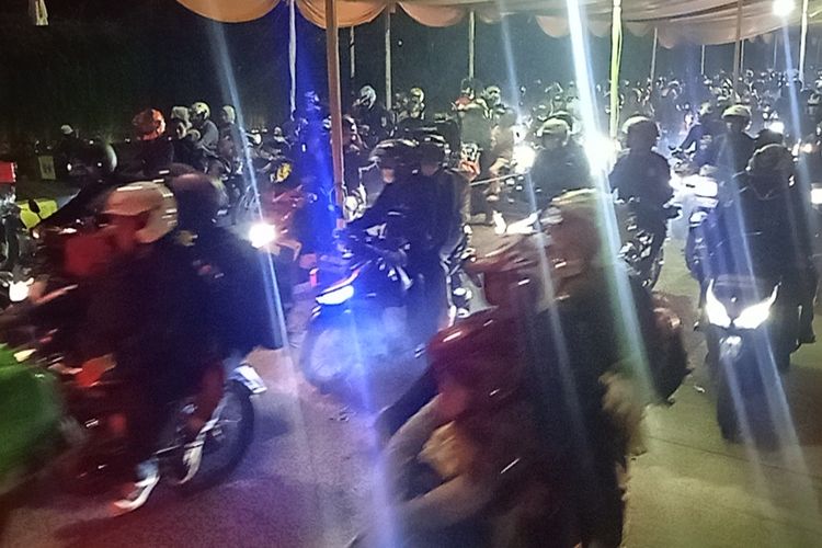 Para pemudik bersepeda motor antre di area tunggu Dermaga 2 Pelabuhan Bakauheni, Sabtu (7/5/2022) malam. Ribuan pemudik ini mulai memadati pelabuhan untuk menyeberang ke Pelabuhan Merak.
