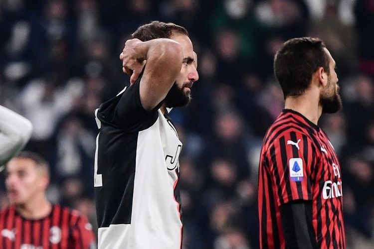 Gonzalo Higuain menyesalkan kegagalannya menyelesaikan peluang pada laga Juventus vs AC Milan di Stadion Allianz, Turin, dalam lanjutan Liga Italia, 10 November 2019. 