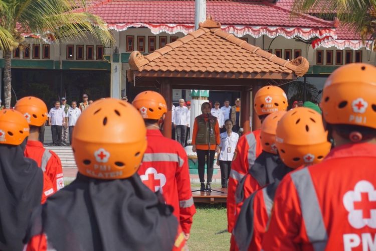 Bupati Klaten Sri Mulyani (di bawah pendopo) memimpin Apel Siaga Bencana Hidrometeorologi.