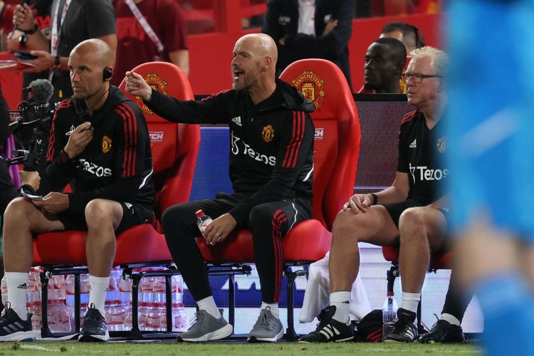 Erik ten Hag (Tengah)pada laga uji coba pramusim yang mempertemukan Man United vs Liverpool di Stadion Rajamangala,Bangkok, Thailand, Selasa (12/7/2022). Man United asuhan Ten Hag sukses mengalahka Liverpool dengan skor telak empat gol tanpa balas.