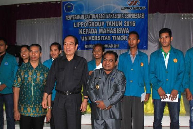 Presiden Lippo Group Theo L Sambuaga yang didampingi Rektor Unimor Sirilus Seran (kiri) dan Bupati TTU Raymundus Sau Fernandez (kanan pakaian hitam)  saat berpose bersama mahasiswa penerima beasiswa