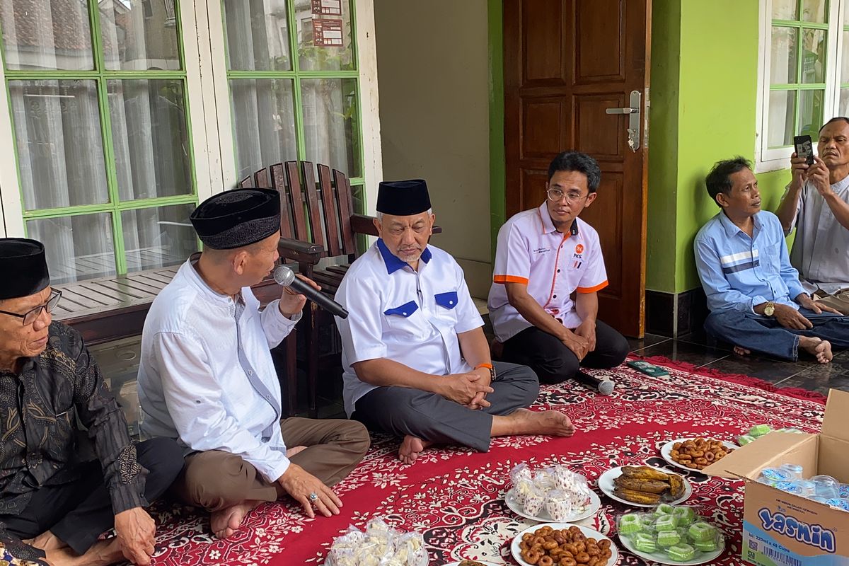 Calon Gubernur Jawa Barat nomor urut 3, Ahmad Syaikhu blusukan ke Sukabumi sambil menyerap aspirasi dari warga Cibatu, Kecamatan Cisaat Kabupaten Sukabumi, Kamis (26/9/2024).