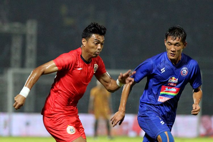 2 Pemain Arema FC menjaga ketat pemain Persija Jakarta Alfath Faathier pada pertandingan terakhir babar penyisihan Grup B Piala Gubernur Jawa Timur 2020 yang berakhir dengan skor 1-1 di Stadion Kanjuruhan, Malang, Sabtu (15/2/2020) malam. 